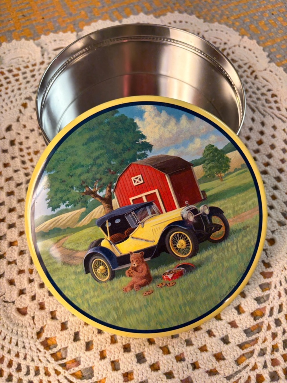 🚗✨ Vintage Farm Scene Tin Yellow Car Barn Cookie Tin ✨🚗